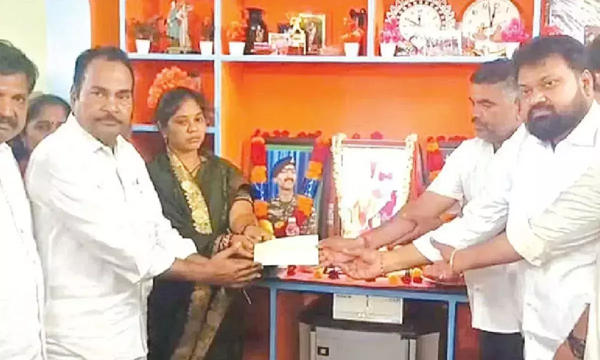 Andhra: शहीद सैनिक के परिजनों को 25 लाख रुपये की आर्थिक सहायता दी गई Andhra: शहीद सैनिक के परिजनों को 25 लाख रुपये की आर्थिक सहायता दी गई