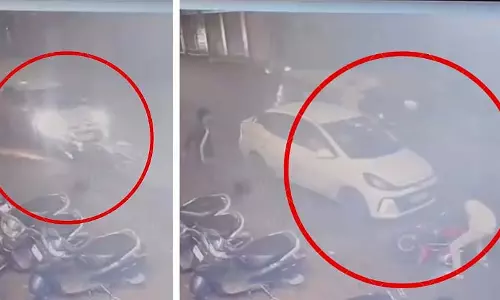 ग्वालियर में तेज रफ्तार कार ने गलत साइड से बाइक को टक्कर मारी; नशे में धुत ड्राइवर मौके से भागा ग्वालियर में तेज रफ्तार कार ने गलत साइड से बाइक को टक्कर मारी; नशे में धुत ड्राइवर मौके से भागा