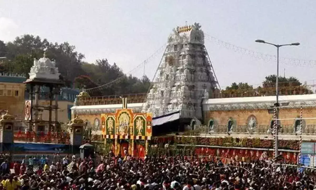 Tirumala मंदिर में भक्तों की भीड़ उमड़ी, सर्वदर्शनम् में 20 घंटे लगेंगे
