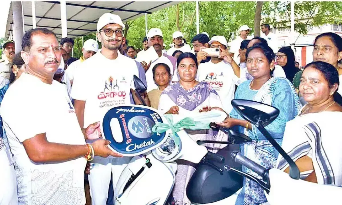Andhra: स्वयं सहायता समूह के सदस्यों को रैपिडो ई-बाइक वितरित की गईं
