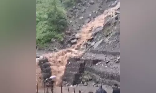 केदारनाथ मार्ग पर भूस्खलन से एक व्यक्ति की मौत, दो घायल, सोनप्रयाग से तीर्थयात्रा स्थगित केदारनाथ मार्ग पर भूस्खलन से एक व्यक्ति की मौत, दो घायल, सोनप्रयाग से तीर्थयात्रा स्थगित