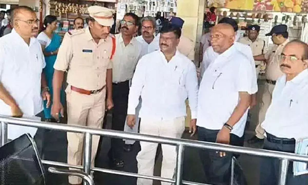 Andhra: क्षेत्रीय प्रमुख ने कुरनूल आरटीसी बस स्टैंड का निरीक्षण किया