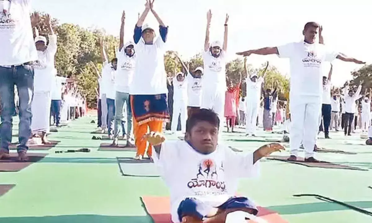 Andhra: दिव्यांगों के लिए राज्य स्तरीय योग कार्यक्रम आयोजित Andhra: दिव्यांगों के लिए राज्य स्तरीय योग कार्यक्रम आयोजित