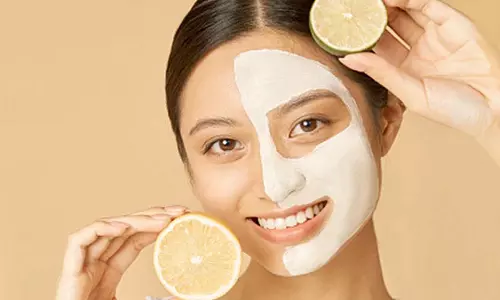 टैनिंग से छुटकारा पाने के लिए 4 DIY नींबू फेस पैक अपनाये