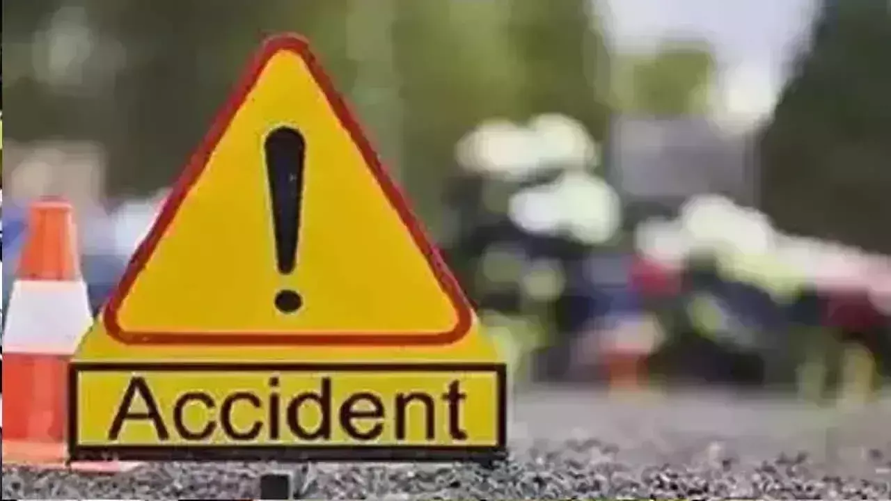 Nellore के आत्मकुर में कार और बाइक की टक्कर में दो लोग घायल