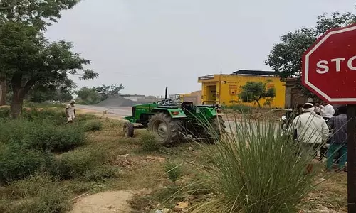 Aligarh Road Accident : ट्रैक्टर ने चार बच्चों को कुचला, एक की हालत गंभीर