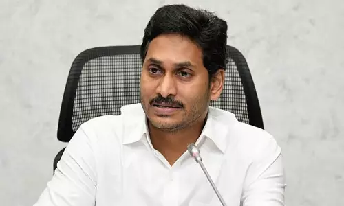 Jagan मोहन रेड्डी ने पथराव की घटना के लिए सीएम नायडू को जिम्मेदार ठहराया Jagan मोहन रेड्डी ने पथराव की घटना के लिए सीएम नायडू को जिम्मेदार ठहराया