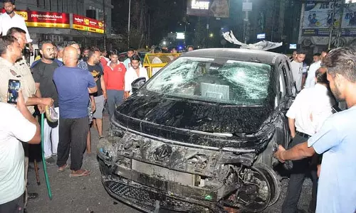Kanpur Accident : कार ने मारी टक्कर, गुस्साए लोगों ने चालक को पीटा