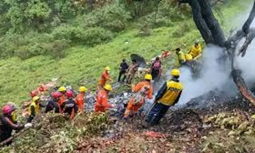 Kedarnath हेलिकॉप्टर दुर्घटना: आर्यन एविएशन का परिचालन निलंबित, पायलट लाइसेंस रद्द Kedarnath हेलिकॉप्टर दुर्घटना: आर्यन एविएशन का परिचालन निलंबित, पायलट लाइसेंस रद्द