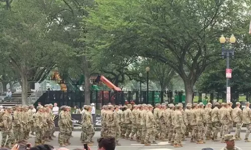पावर शो: अमेरिका की सड़कों पर उतरी सेना, Parade के बाद ARMY क्यों हो रही ट्रोल? पावर शो: अमेरिका की सड़कों पर उतरी सेना, Parade के बाद ARMY क्यों हो रही ट्रोल?