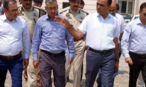 J&K: मंडलायुक्त ने सांबा-कठुआ में अमरनाथ यात्रा व्यवस्था की समीक्षा की