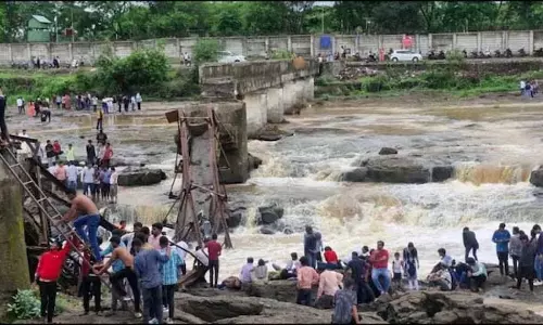 इंद्रायणी नदी पर बना पुल गिरा, पुणे में दो लोगों की मौत, कई बहे इंद्रायणी नदी पर बना पुल गिरा, पुणे में दो लोगों की मौत, कई बहे