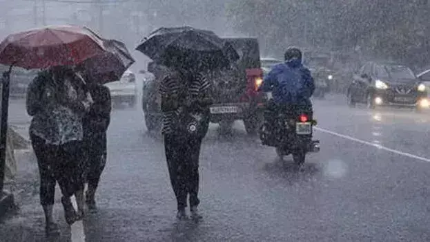 Kerala में बारिश तेज, सोमवार को तीन जिलों में शिक्षण संस्थानों में छुट्टी Kerala में बारिश तेज, सोमवार को तीन जिलों में शिक्षण संस्थानों में छुट्टी