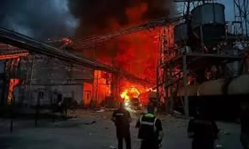 रूस का कहना है कि उसने यूक्रेन में क्रेमेनचुक तेल रिफाइनरी पर हमला किया है रूस का कहना है कि उसने यूक्रेन में क्रेमेनचुक तेल रिफाइनरी पर हमला किया है