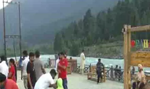 एलजी सिन्हा की घोषणा के एक दिन बाद कश्मीर में पर्यटन स्थल फिर से खुले एलजी सिन्हा की घोषणा के एक दिन बाद कश्मीर में पर्यटन स्थल फिर से खुले