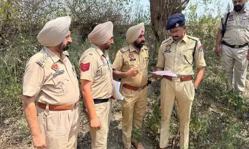 Amritsar: जबरन वसूली के आरोपी ने पुलिस पर हमला किया, जवाबी फायरिंग में घायल Amritsar: जबरन वसूली के आरोपी ने पुलिस पर हमला किया, जवाबी फायरिंग में घायल