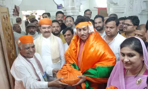 Jaipur: मंत्री कर्नल राज्यवर्धन राठौड़ ने किए प्रभु श्रीनाथजी के दर्शन