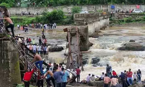Pune में पुल ढहने से दो लोग डूबे, बचाव कार्य जारी