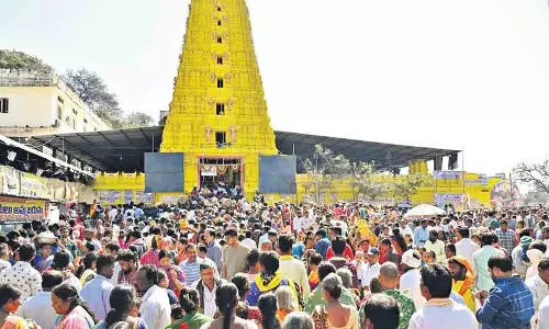 Komuravelli में मल्लन्ना मंदिर के दर्शन करने पहुंचे श्रद्धालु