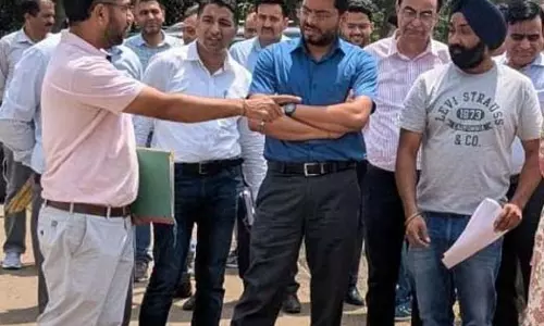 DC जम्मू ने भलवाल दौरे के दौरान समय की पाबंदी और मेहनती सार्वजनिक सेवाओं पर जोर दिया