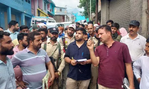 DC ने दरहाल का दौरा कर विकास कार्यों की समीक्षा की DC ने दरहाल का दौरा कर विकास कार्यों की समीक्षा की