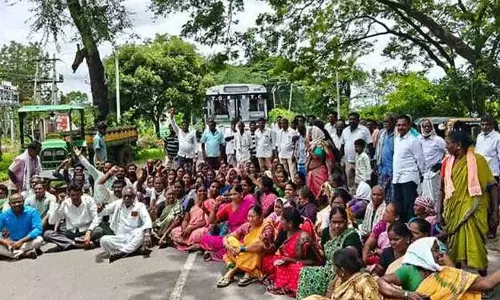 ग्रामीणों ने हमले में शामिल पिता-पुत्र की गिरफ्तारी की मांग की ग्रामीणों ने हमले में शामिल पिता-पुत्र की गिरफ्तारी की मांग की