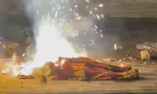 एलबी नगर में हादसा: हाईटेंशन तार कटने से दो लोग जिंदा जल गए एलबी नगर में हादसा: हाईटेंशन तार कटने से दो लोग जिंदा जल गए
