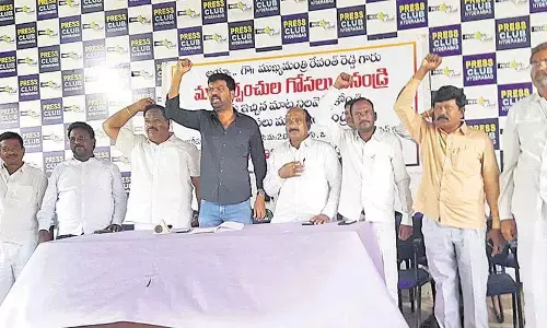Telangana क्रांति दल का पृथ्वीराज: कांग्रेस नेताओं के गांव में प्रवेश पर प्रतिबंध Telangana क्रांति दल का पृथ्वीराज: कांग्रेस नेताओं के गांव में प्रवेश पर प्रतिबंध
