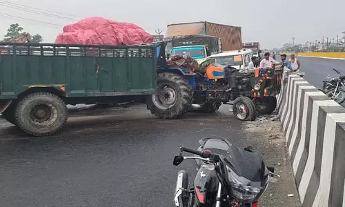 हाईवे हादसा : ट्रैक्टर-ट्रॉली से टकराई बाइक, दो भाइयों की दर्दनाक मौत