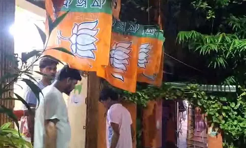 मंत्री के पति की पिटाई, पुलिस द्वारा अपराधी की तलाश में भाजपा कार्यालय की तलाशी से तनाव बढ़ा मंत्री के पति की पिटाई, पुलिस द्वारा अपराधी की तलाश में भाजपा कार्यालय की तलाशी से तनाव बढ़ा