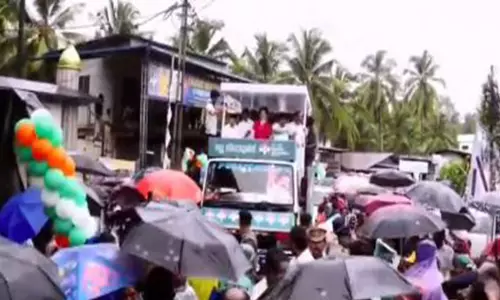 उपचुनाव से पहले प्रियंका गांधी ने Kerala के नीलांबुर में किया रोड शो