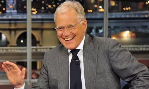 David Letterman की साक्षात्कार श्रृंखला को दो और सीज़न के लिए नवीनीकृत किया गया