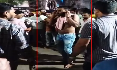 रेलवे स्टेशन पर हमला करने वाले बदमाशों का पुलिस ने निकाला जुलूस, देखें VIDEO...