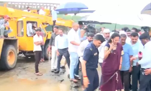 सुप्रिया सुले ने इंद्रायणी नदी पर पुल ढहने के स्थल का दौरा किया, बचाव कार्य जारी