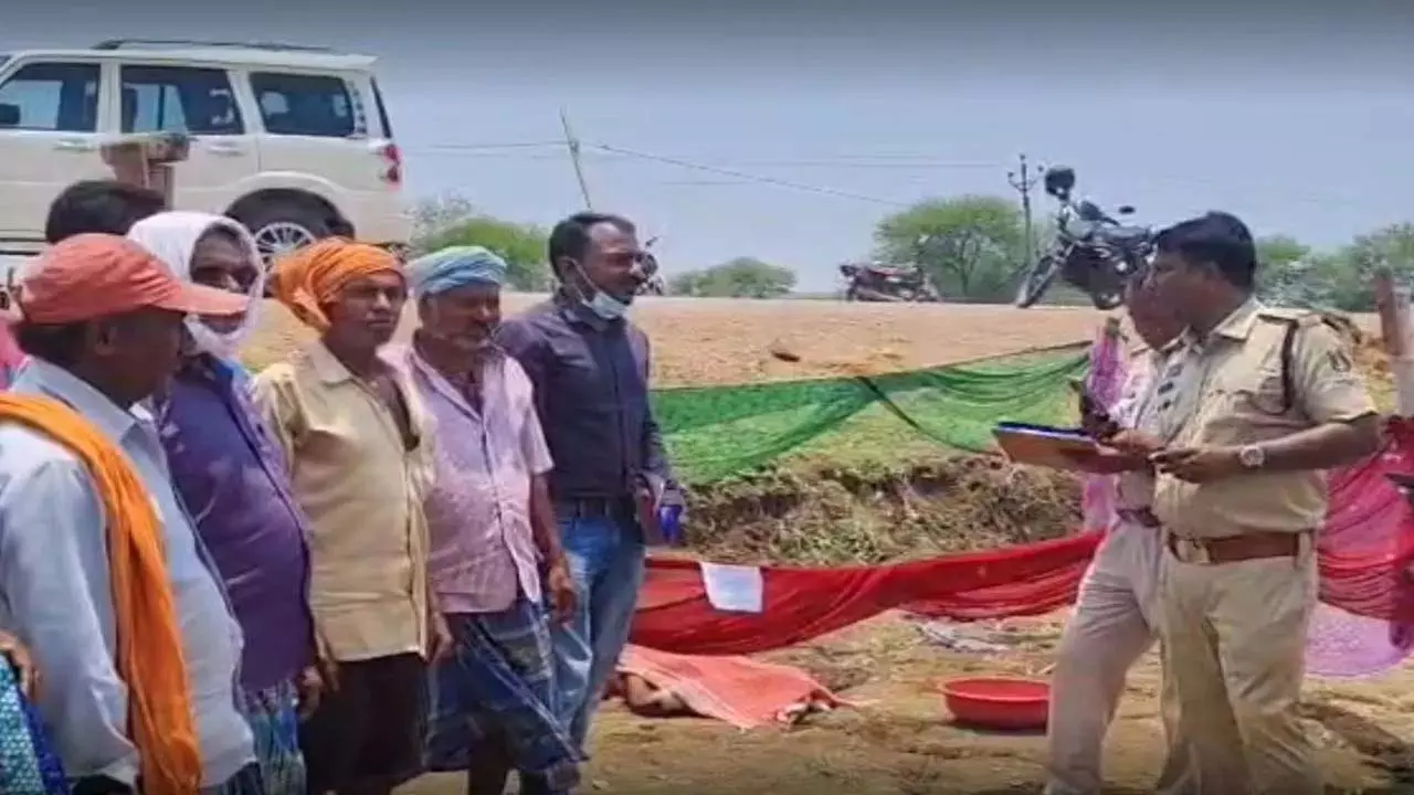 खेत में महिला की हत्या, पोते और बहू के सामने बदमाश ने उतारा मौत के घाट खेत में महिला की हत्या, पोते और बहू के सामने बदमाश ने उतारा मौत के घाट