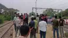 UP News: रेलवे स्टेशन पर लगे बिजली के खंभे से करंट लगने से बच्चे की मौत UP News: रेलवे स्टेशन पर लगे बिजली के खंभे से करंट लगने से बच्चे की मौत