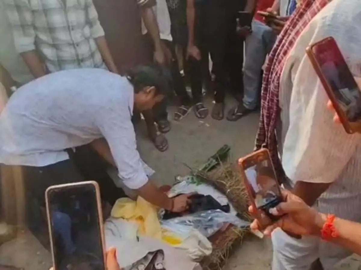 अर्थी में थी होने वाली पत्नी, रो रो कर मंगेतर ने भरा सिंदूर अर्थी में थी होने वाली पत्नी, रो रो कर मंगेतर ने भरा सिंदूर