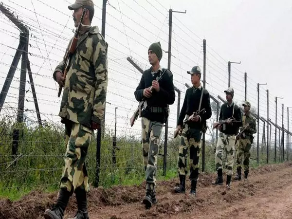 BSF ने 5 तस्करों को पकड़ा, मवेशियों को बचाया, तस्करी का सामान जब्त किया BSF ने 5 तस्करों को पकड़ा, मवेशियों को बचाया, तस्करी का सामान जब्त किया