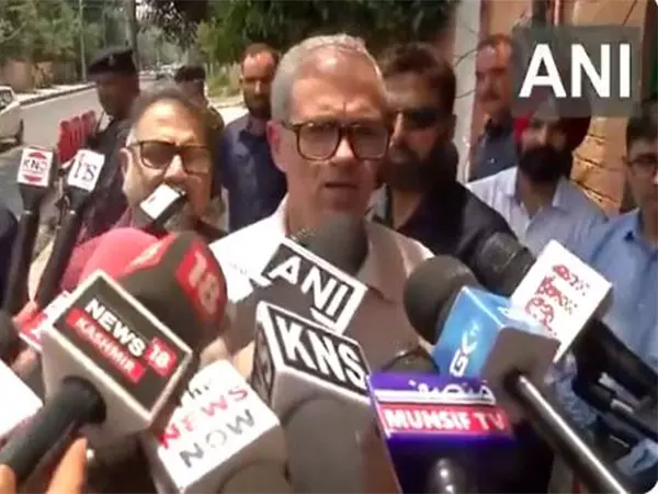 J-K CM ने ईरान में कश्मीरी छात्रों की सुरक्षा पर चिंता जताई J-K CM ने ईरान में कश्मीरी छात्रों की सुरक्षा पर चिंता जताई