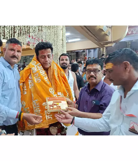 महाकालेश्वर के दर्शन को उज्जैन पहुंचे रवि किशन, भस्म आरती में हुए शामिल महाकालेश्वर के दर्शन को उज्जैन पहुंचे रवि किशन, भस्म आरती में हुए शामिल