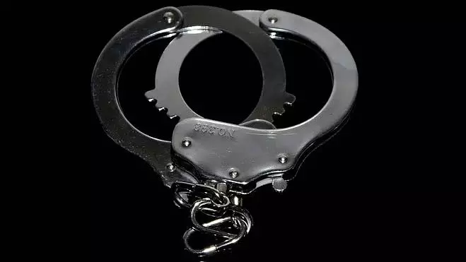 Mumbai : व्यापारी का विश्वास जीतकर 2.3 करोड़ का सोना हड़पने के आरोप में बायकुला ज्वैलर गिरफ्तार Mumbai : व्यापारी का विश्वास जीतकर 2.3 करोड़ का सोना हड़पने के आरोप में बायकुला ज्वैलर गिरफ्तार