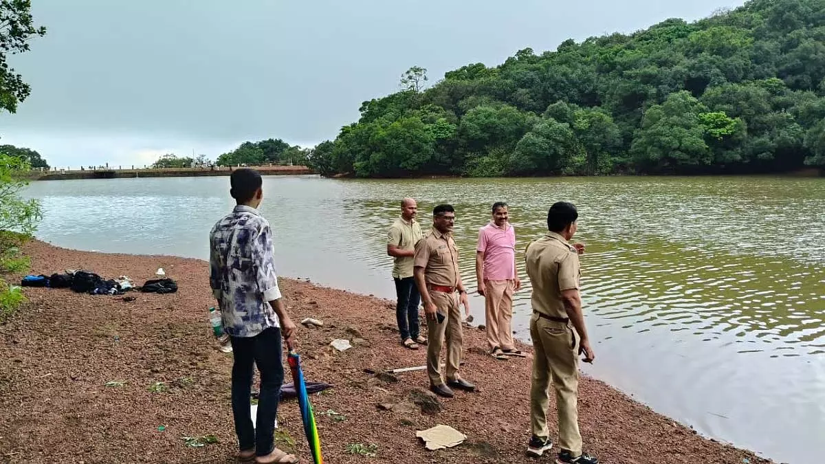 Matheran : नवी मुंबई के 3 कॉलेज छात्र, जिनमें 1 नाबालिग भी शामिल है, चार्लोट झील में डूबे Matheran : नवी मुंबई के 3 कॉलेज छात्र, जिनमें 1 नाबालिग भी शामिल है, चार्लोट झील में डूबे