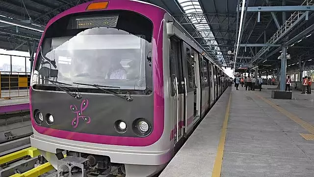 Karnataka : नम्मा मेट्रो पर्पल लाइन यातायात में व्यवधान, मैजेस्टिक में भारी भीड़ Karnataka : नम्मा मेट्रो पर्पल लाइन यातायात में व्यवधान, मैजेस्टिक में भारी भीड़