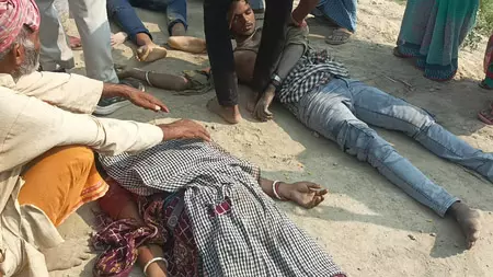 तेज रफ्तार पिकअप पलटी, चार लोगों की मौत, कई घायल तेज रफ्तार पिकअप पलटी, चार लोगों की मौत, कई घायल