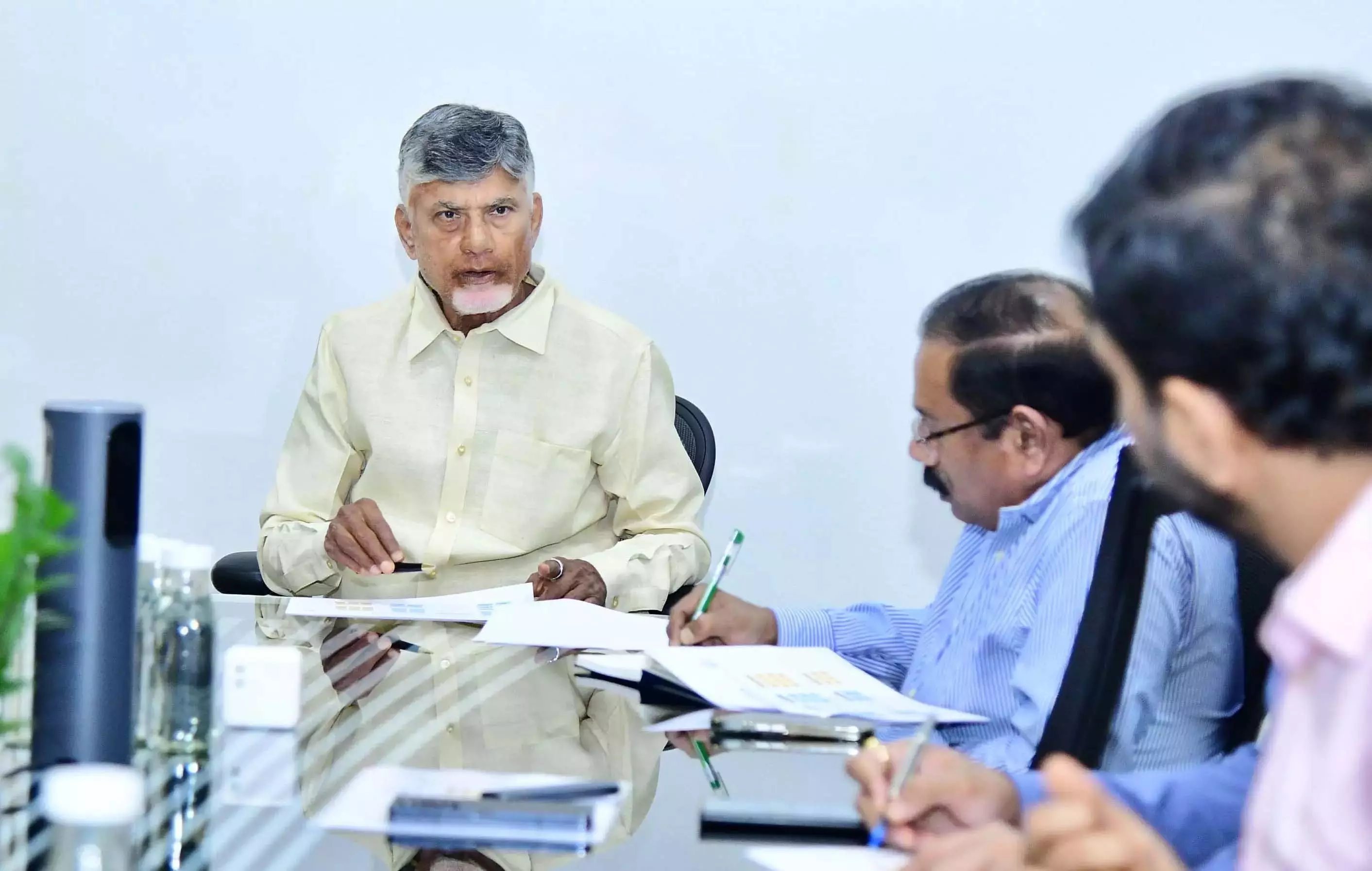 AP: थल्लिकी वंदनम के तहत भाग्यशाली परिवार को 1.04 लाख रुपये मिले AP: थल्लिकी वंदनम के तहत भाग्यशाली परिवार को 1.04 लाख रुपये मिले