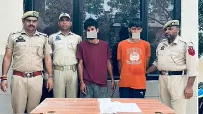 चेन स्नैचिंग का मामला सुलझा, जम्मू में 2 गिरफ्तार चेन स्नैचिंग का मामला सुलझा, जम्मू में 2 गिरफ्तार