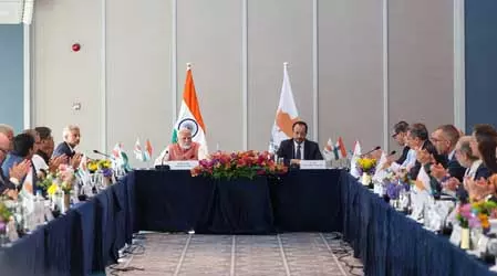 प्रधानमंत्री मोदी ने रणनीतिक संबंधों को बढ़ावा देने के लिए साइप्रस में बिजनेस राउंडटेबल इवेंट में भाग लिया प्रधानमंत्री मोदी ने रणनीतिक संबंधों को बढ़ावा देने के लिए साइप्रस में बिजनेस राउंडटेबल इवेंट में भाग लिया