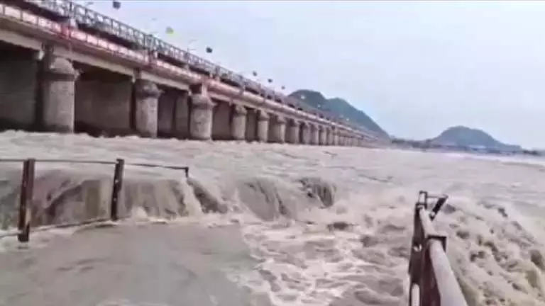 AP: खरीफ के लिए प्रकाशम बैराज से पानी छोड़ा गया AP: खरीफ के लिए प्रकाशम बैराज से पानी छोड़ा गया