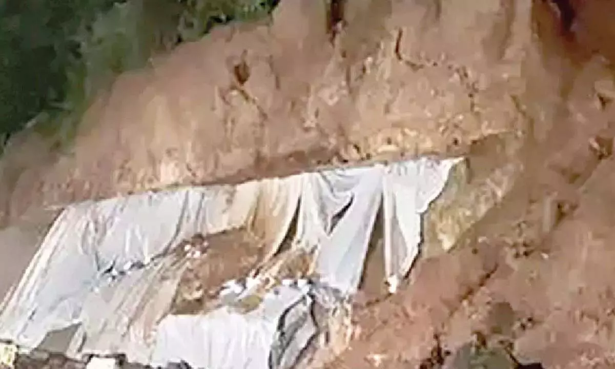 भूस्खलन से NH-169 पर यातायात बाधित भूस्खलन से NH-169 पर यातायात बाधित
