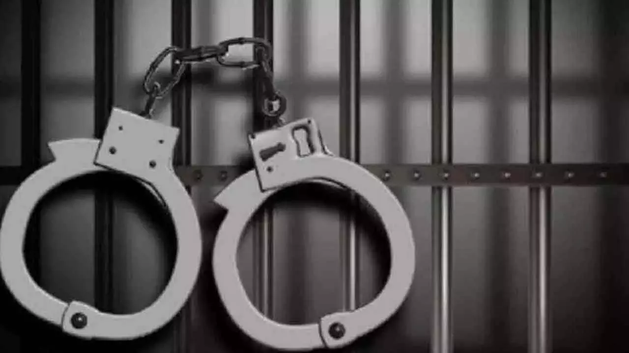 Karnataka: बलात्कार-डकैती मामले के आरोपी को गोली मारकर गिरफ्तार कर लिया Karnataka: बलात्कार-डकैती मामले के आरोपी को गोली मारकर गिरफ्तार कर लिया